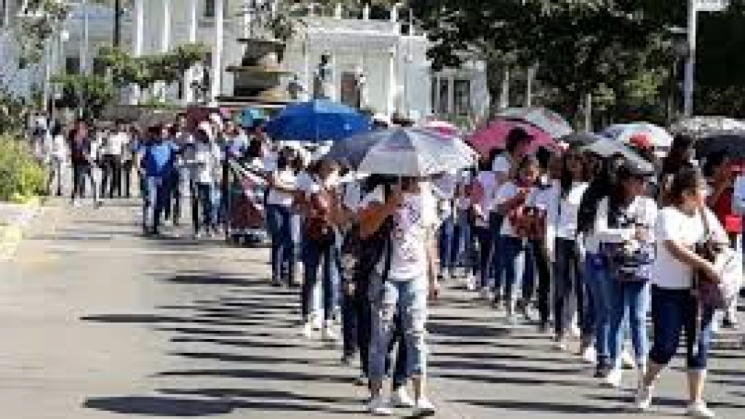 Normalistas de Oaxaca realizan marcha por los 43 desaparecidos 