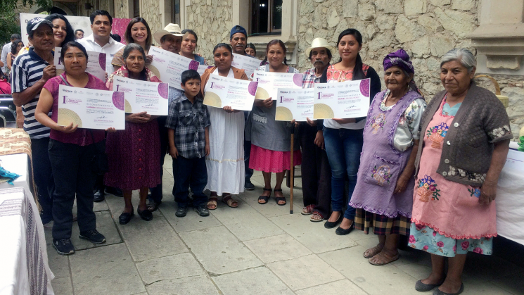 Premian a artesanos ganadores del concurso de Fibras Duras