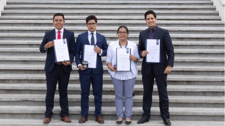 Egresados de la UAO reciben el Premio de Excelencia CENEVAL