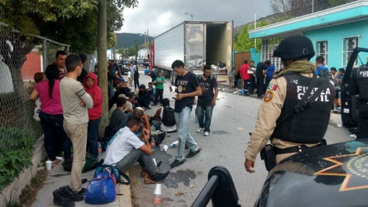 42 migrantes son rescatados hacinados en Oaxaca 