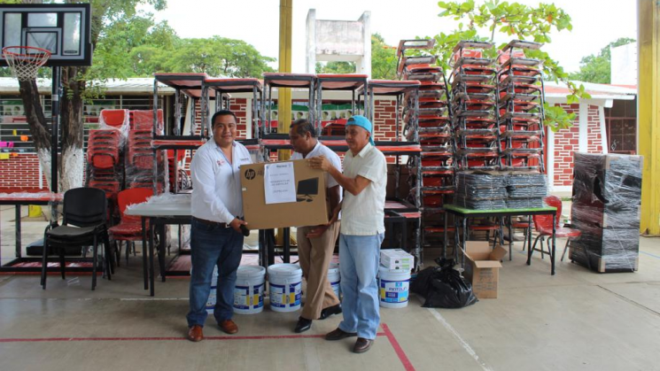 Entrega IEEPO mobiliario y equipo escolar a escuelas de la costa