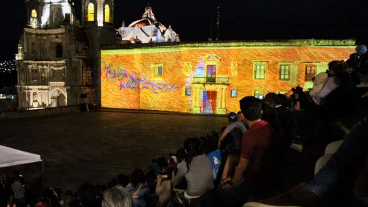 Familias oaxaqueñas disfrutan de proyección de Vídeo Mapping    