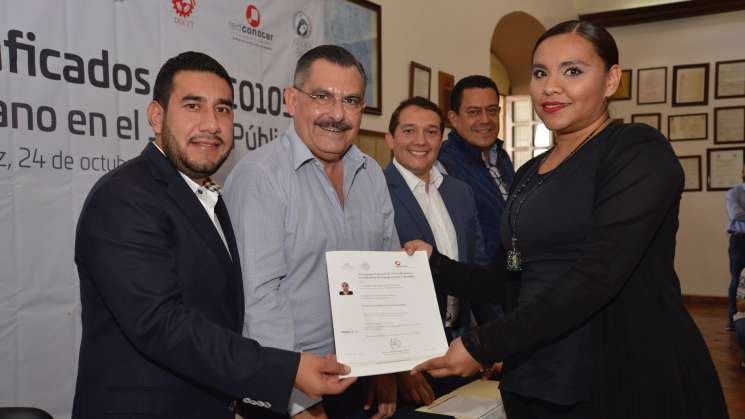 Certifican en atención a la ciudadanía a  Agentes y personal 