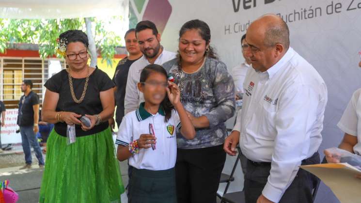 Entrega IEEPO lentes a escolares del Istmo de Tehuantepec 