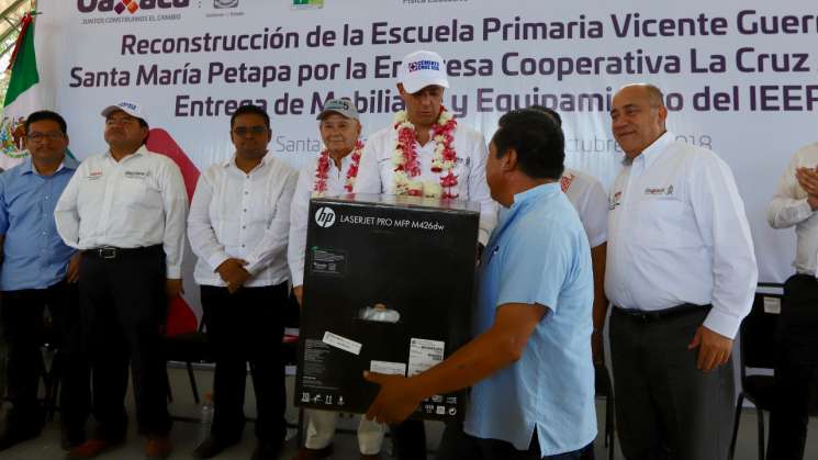 Beneficia IEEPO a escuelas del Istmo con mobiliario y equipo 