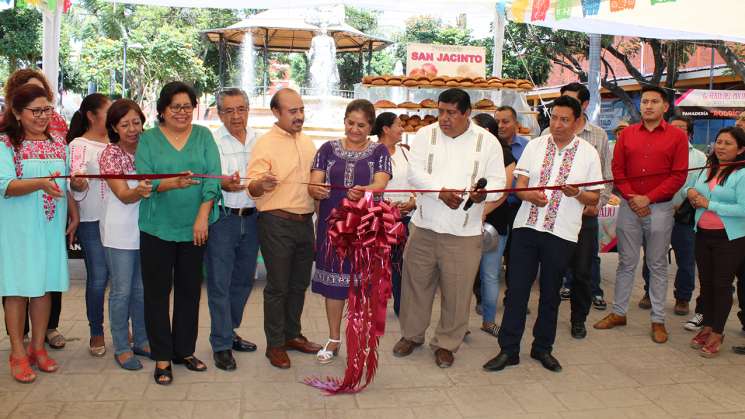 Inauguran 1ra Feria del Pan de Muerto Adornado en Zaachila 