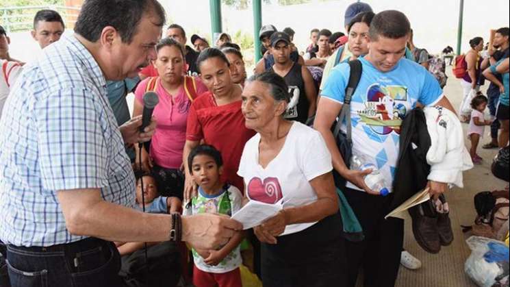 111 migrantes regularizados reciben la CURP