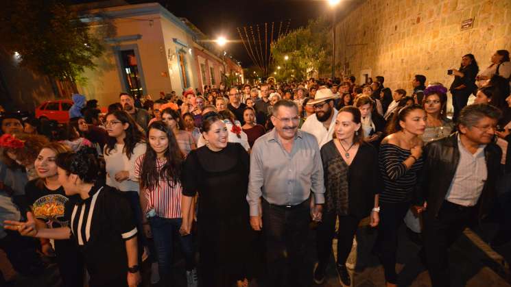 Oaxaqueños anuncian celebración del Día de Muertos    