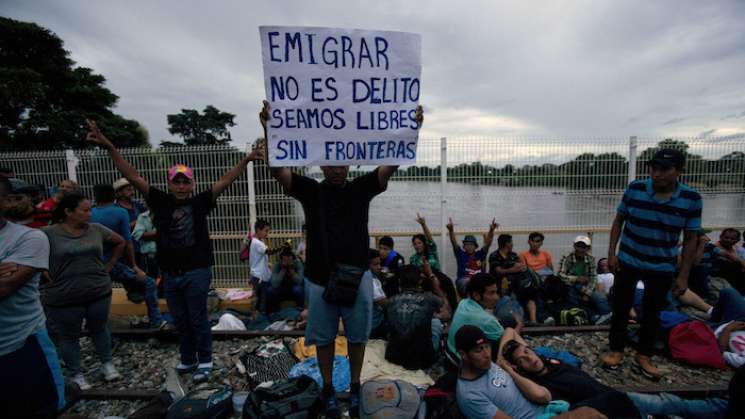 Tras riña, caravana de migrantes se detiene en Tapanatepec