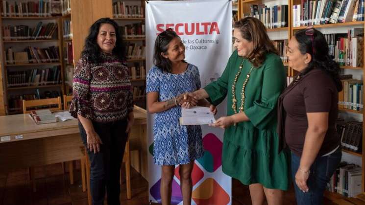 Entrega Seculta estímulo a becarios  