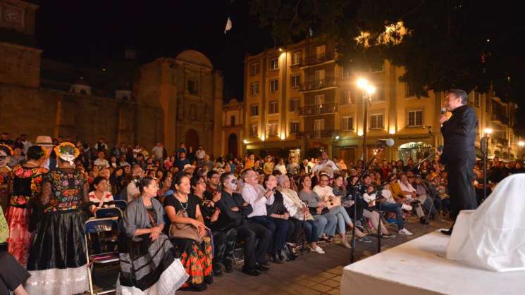 Músicos oaxaqueños invaden de alegría el zócalo de la capital 