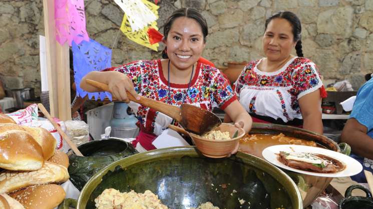 Presentan  libro  sobre gastronomia oaxaqueña