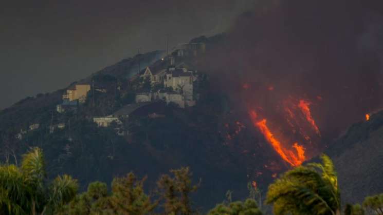 incendios en California dejan 300,000 evacuados y 25 muertos