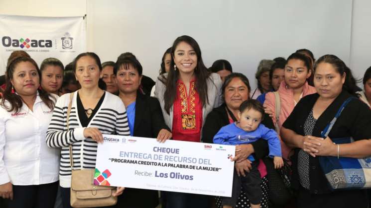 Sedesoh entrega créditos a la Palabra de la Mujer