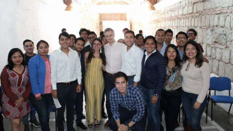 Realizan encuentro con jóvenes emprendedores