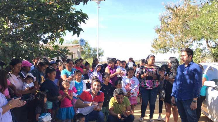 Jóvenes oaxaqueños entregan insumos ante frío en San Pedr