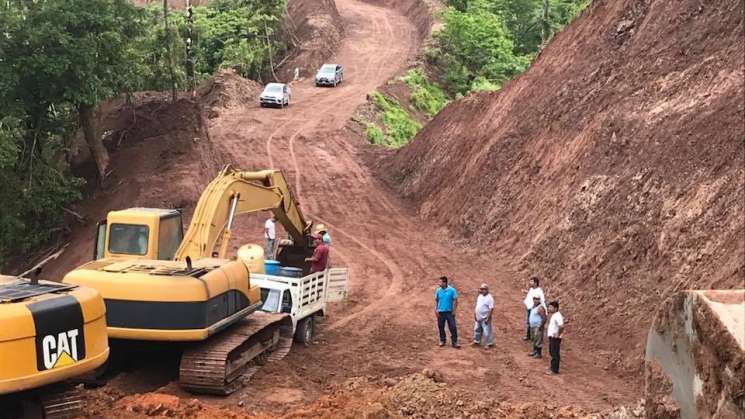 En construcción  de nuevos caminos en la Sierra Norte