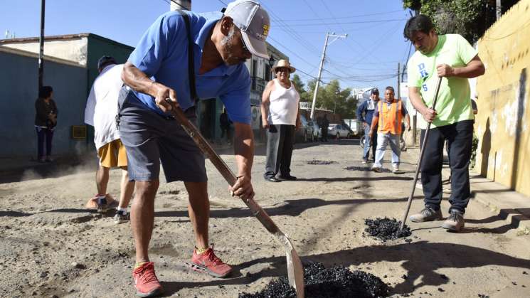 Capitalinos se suman al tequio de bacheo en frío 