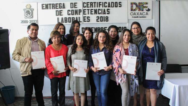 Certifican a personal de Secretaría de Administración 