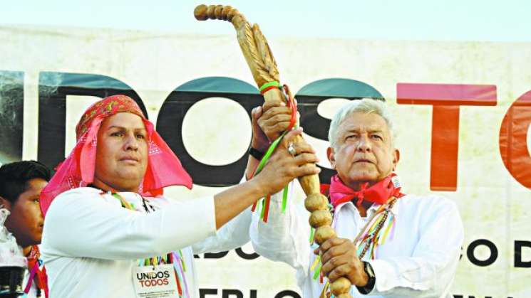 AMLO primer presidente en recibir bastón de mando 