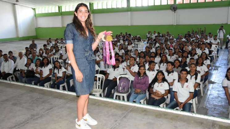 Visita medallista olímpica COBAO de Estación Vicente 