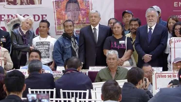  Firma AMLO decreto para encontrar la verdad de caso Iguala