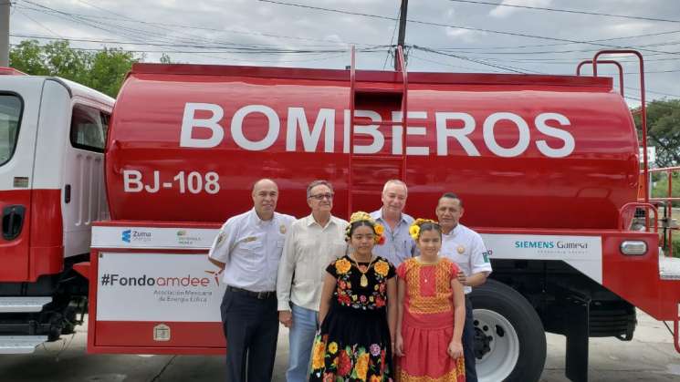 Fondo Oaxaca - AMDEE entregan unidad a bomberos de Juchitán