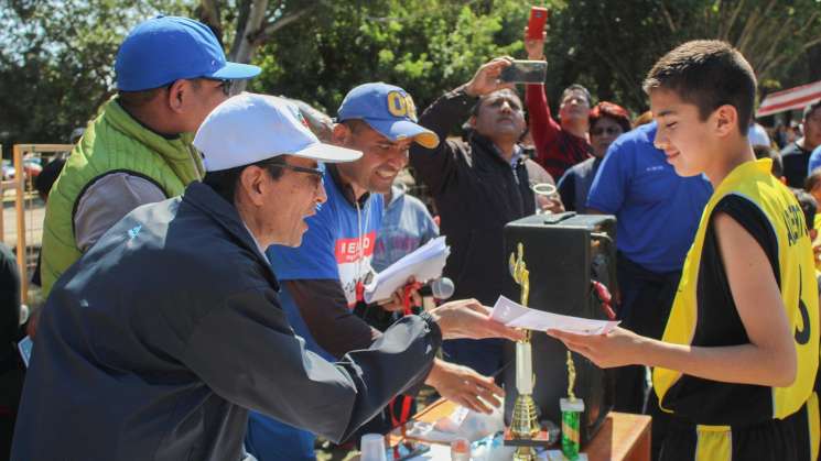 Celebran Día de Reyes con torneo de básquetbol