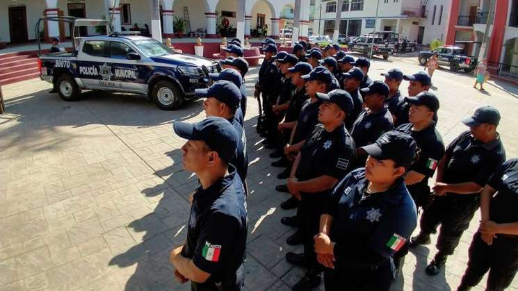 Gobierno de Oaxaca entrega patrulla a San Pedro Pochutla