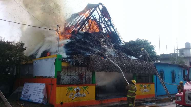 Evacuan EBDI en Tuxtepec por incendio de palapa