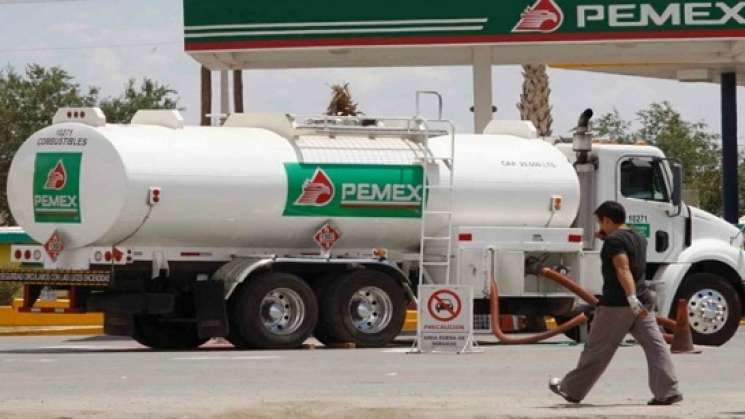 AMLO solicita 2 mil choferes para pipas de Pemex