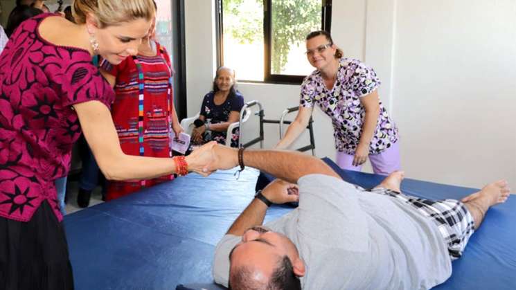 Ivette Morán de Murat visita UBR en Loma Bonita