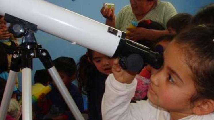 Entrega de telescopios a escuelas secundarias y bachilleratos