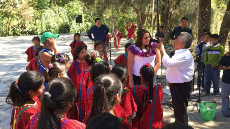 Entrega IEEPO donativos de “Arropa un Albergue Indígena”