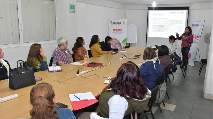 Imparte IEEPO taller para mejorar el ambiente laboral