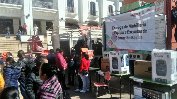 Entrega IEEPO equipo y mobiliario a 17 escuelas de Huautla