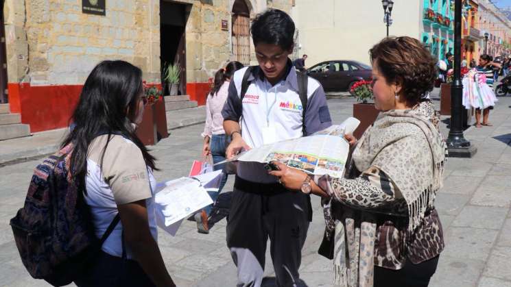 Brindan Embajadores Turísticos de Sectur atención a visitantes 