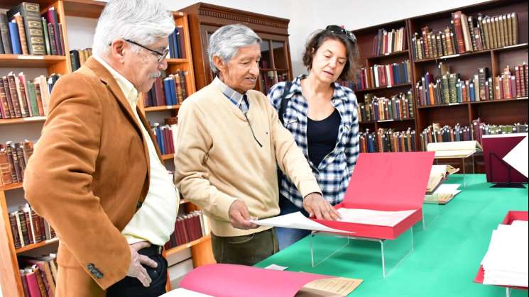 Biblioteca del IEEPO exhibe colección de documentos históricos   