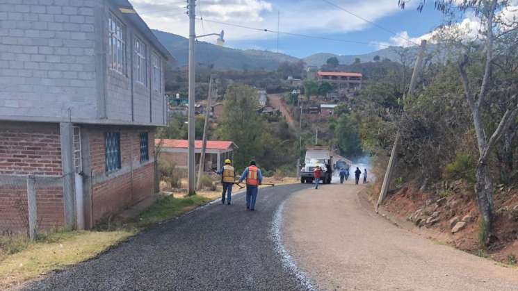 Realiza CAO obras de rehabilitación de caminos en la Mixteca Baja