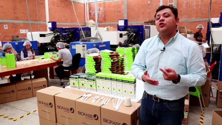 Crea mexicano popotes y utensilios a base de hueso de aguacate