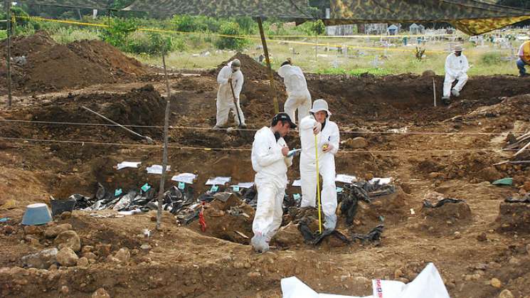 En Colima hallan más de 50 cuerpos en fosas comunes