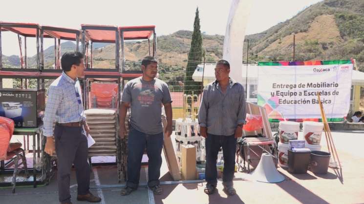 Entregan mobiliario escolar a primaria en San Pablo Lachiriega