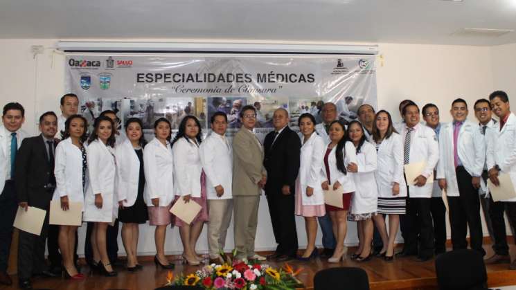 Egresan médicos residentes especialistas del Hospital General