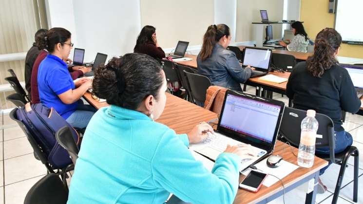 Capacita IEEPO a docentes en tecnologías educativas   