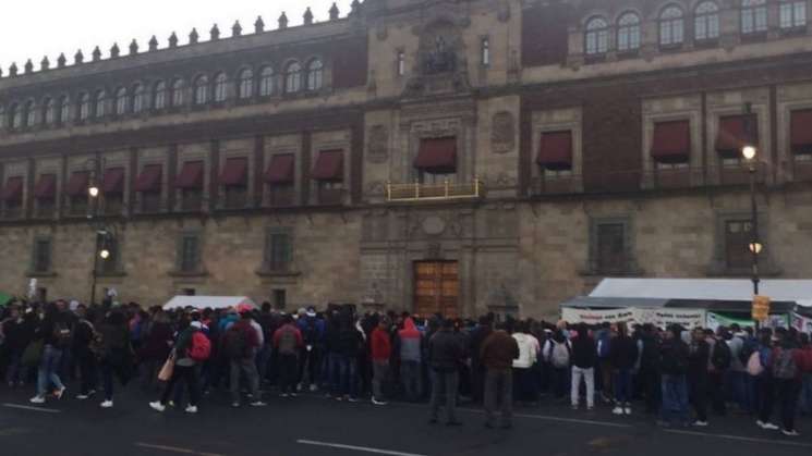 CNTE protesta frente a Palacio Nacional por segundo día