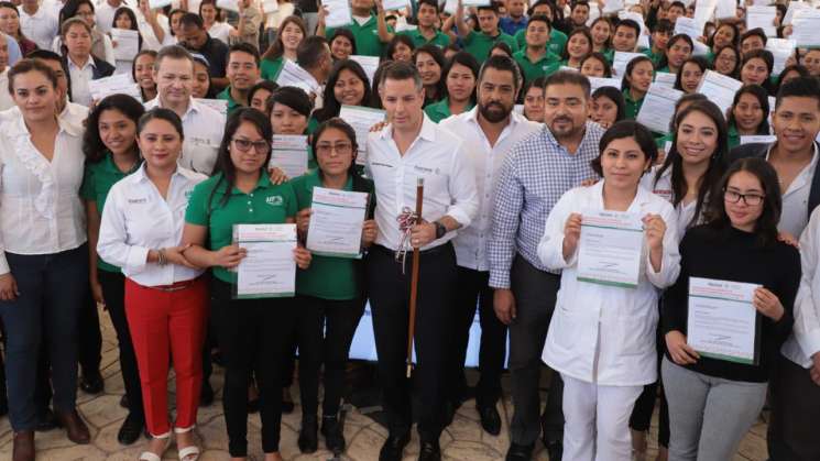 Entrega AMH 6 mil 592 becas a estudiantes de educación superior 