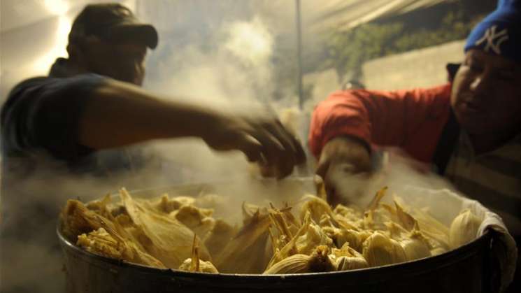 En dia de la candelaria, mercados de Oaxaca regalan tamales