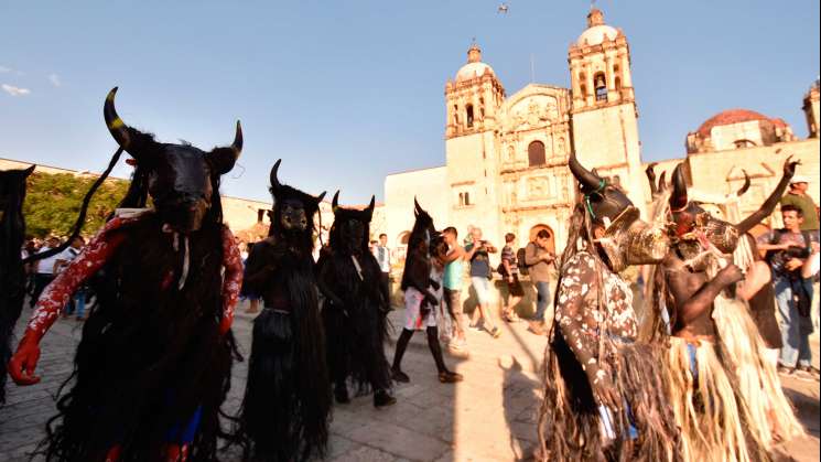 Cautiva primera muestra  de carnavales de los Valles Centrales