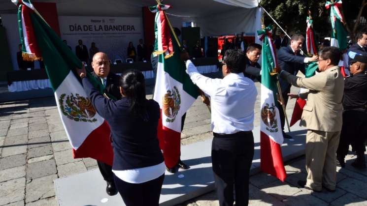 Entrega IEEPO 150 Banderas a escuelas, instancias y organismos 