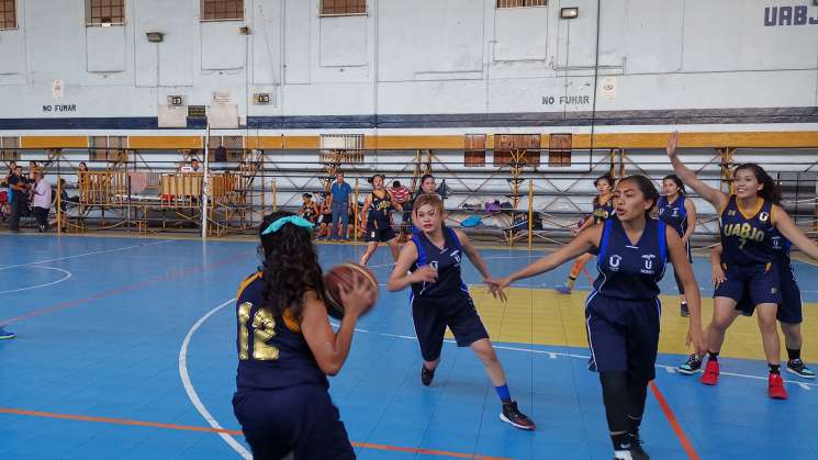  Con triunfos UABJO inician equipos de basquetbol 